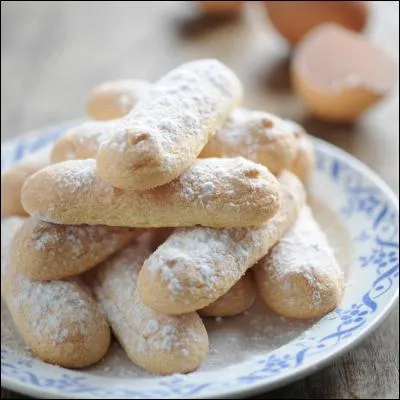 Les biscuits à la cuillère sont des biscuits secs et moelleux, de forme allongée, saupoudrés de sucre glace. Pour la confection de quel gâteau ne sont-ils pas utilisés ?