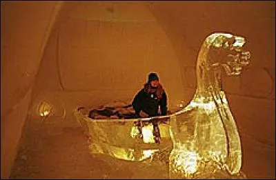 Selon vous où se situe cet hôtel de glace où on peut embarquer dans un bateau ?