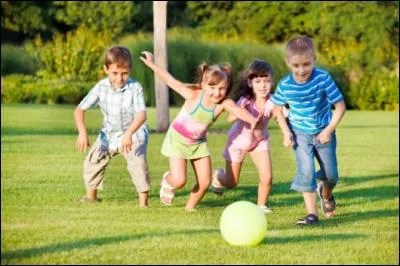 "_____" enfants jouent dans ce jardin.