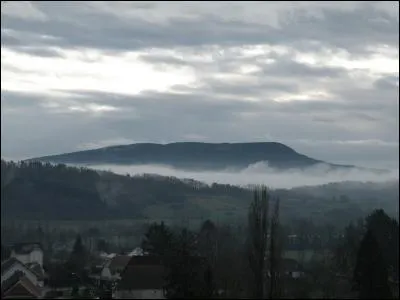 Ce mont offre une magnifique vue sur la vallée de la Furieuse.