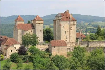 Dans ce village en pierres blondes, on trouve trois châteaux et trois églises.