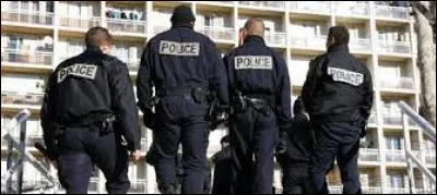 À quel pays cette tenue de police appartient-elle ?