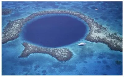 "Belize en mer..." on dirait une chanson de Voulzy ! Mais qu'est-ce qui a provoqué ce trou parfait dans la mer des Caraïbes ?