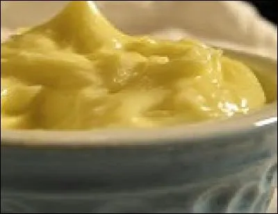 La mayonnaise est une sauce chaude accompagnant viandes, poisson et légumes.