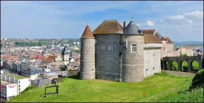 Ce château, vestige des défenses de la ville, fait face à la mer. Où sommes-nous ?