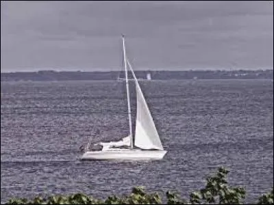 Qui interprète la chanson "Le bateau blanc" dans les années 80 ?