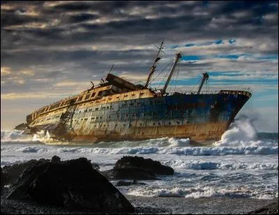 Le SS America était un bateau de ... construit en 1940 pour la United States Lines. Pendant 54 ans, il a transporté de nombreuses personnalités jusqu'en 1994. Le bateau s'est échoué sur la côte ouest de Fuerteventura dans les îles Canaries. (Complétez)