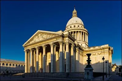 Complétez l'inscription que l'on peut lire sur la façade du Panthéon à Paris : "Aux grands hommes, la patrie...".