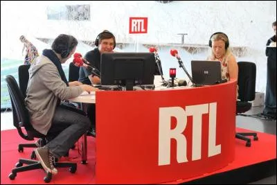 "C'est mon dernier mot, Jean-Pierre." ! Célèbre phrase adressée à l'animateur d'un jeu télévisé non moins célèbre ! Qui fut le premier présentateur de "La Bonne Touche" sur RTL, en 2006 ?