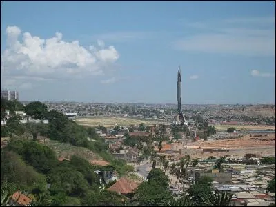 Climat tropical - ville fondée par des navigateurs portugais en 1575 - Avenida 4 de Fevereiro - le président José Eduardo dos Santos