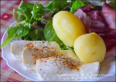 Fromage à pâte fraîche fait à partir d'une faisselle composé de lait caillé avec de la présure - se déguste salé et poivré accompagné de pomme de terre, salade et charcuterie - fromage de montagne