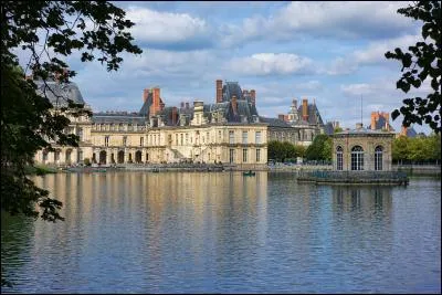 Célèbre château de style renaissance et classique - une forêt qui s'étend sur 25 000 ha - Louis XV s'y maria en 1725 - département de la Seine et Marne