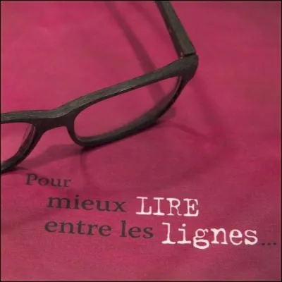 L'expression "lire entre les lignes" signifie :