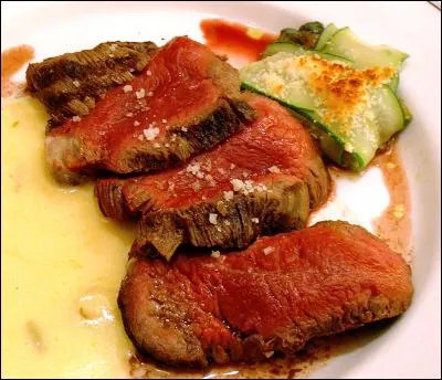 Quel écrivain a donné son nom à un épais steak de boeuf taillé dans le filet accompagné d'une sauce réduite à base de vin blanc, d'échalotes confites, d'estragon et de jus de citron ?