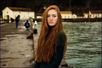 Cette jolie jeune femme serait bien dans la "Maison bleue", non ? Mais où donc ?