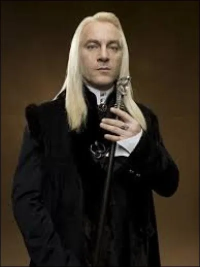 "Je me sens beaucoup plus tranquille, maintenant que je sais que Dumbledore est soumis à une évaluation juste et objective de la façon dont il exerce ses fonctions, nous a ainsi déclaré Lucius Malefoy." Quel âge avait Lucius quand il a déclaré ceci ?