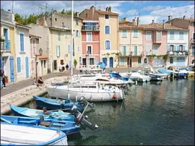 Combien y a-t-il d'habitants à Martigues (en 2013) ?