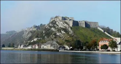 Quelle ville des Ardennes, la dernière ville fluviale située sur les deux rives de la Meuse avant la Belgique, est connue pour sa Fête aux oignons du 11 novembre ?