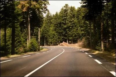 Le chevauchement d'une ligne continue par le conducteur d'un véhicule.