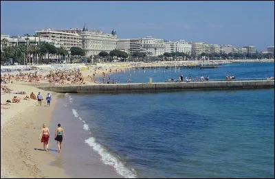 Dans quelle ville vous ferez-vous bronzer sur la plage de la Bocca, avant d'aller jouer au Casino du Palm Beach, et rentrer dans la suite qui vous est réservée au Carlton ou au Martinez ?