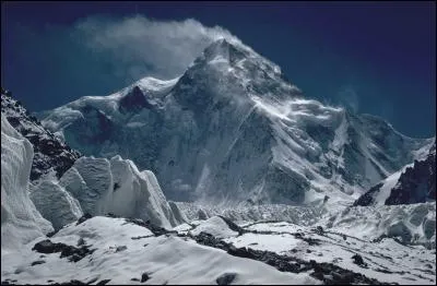 Le 1er est le prénom de Mérad.
Les deuxièmes se vendent à la douzaine.
Le tout est surnommé "la montagne sans pitié" et culmine à 8611 m dans...