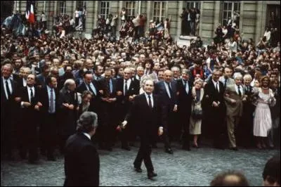 Nous sommes un 21 mai devant le Panthéon. La France a un nouveau président. En quelle année sommes nous ?