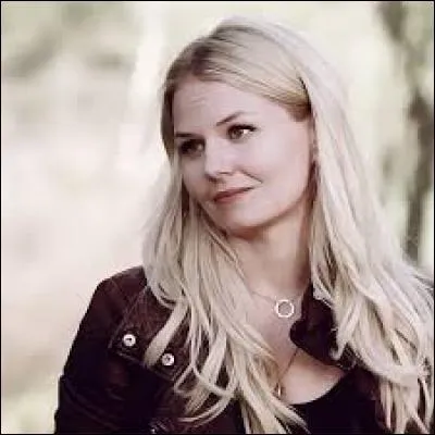 Dans la saison 1, lorsque qu'Emma Swan arrive et découvre Storybrooke, quel âge a-t-elle ?