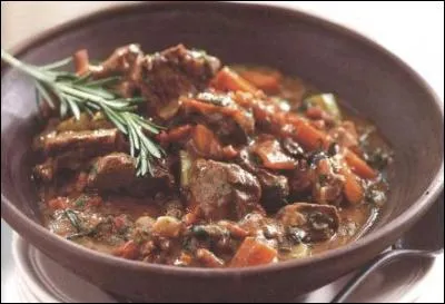 Cuisson à l'étouffée de certaines viandes braisées (surtout de buf), avec un fond de vin rouge :