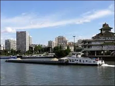 Aujourd'hui, nous commençons notre balade en Ile-de-France, à Alfortville. Ville de l'arrondissement de Créteil, au confluent de la Seine et de la Marne, elle se situe dans le département ...