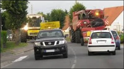 Qu'est-ce qu'une voiture suivie de machines agricoles ?