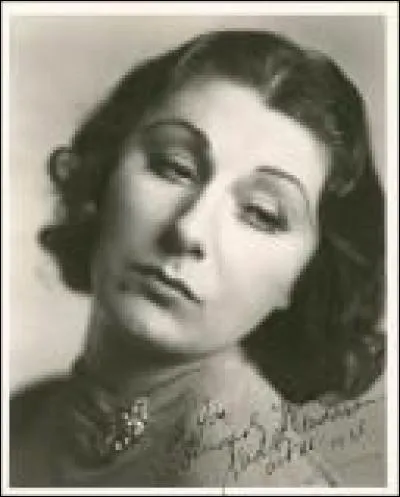 La comédienne américaine Judith Anderson (1898-1992)...