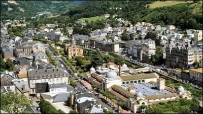 Quelle est cette station d'Auvergne, traversée par la Dordogne au début de son cours ?