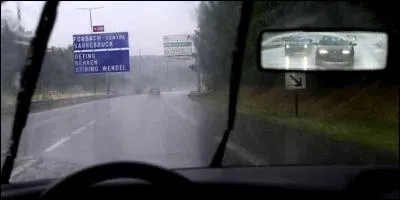 Je viens d'obtenir mon permis de conduire en formation traditionnelle ; sur autoroute par temps de pluie je suis limité à :