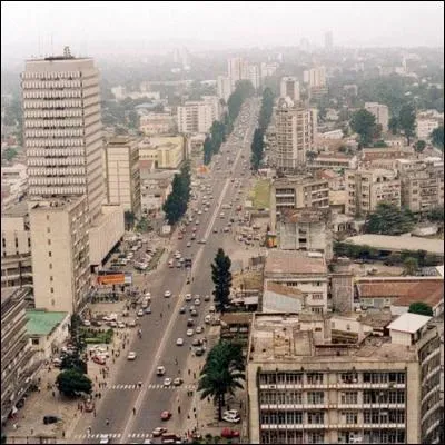 Cette grande ville de plusieurs millions d'habitants s'est appelée Léopoldville jusqu'en 1966. Quel est son nom aujourd'hui ?