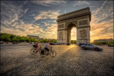 Le 15 août 1806 l'architecte Jean-François-Thérèse Chalgrin décida de construire ce monument d'une hauteur de 50 m. Tu l'as deviné, c'est...