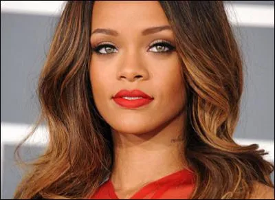 Quelle est la couleur naturelle des cheveux de Rihanna ?