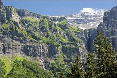 Dans quel département français situez-vous le village de Sixt-Fer-à-Cheval, réputé pour son spectaculaire cirque montagneux et ses nombreuses cascades ?