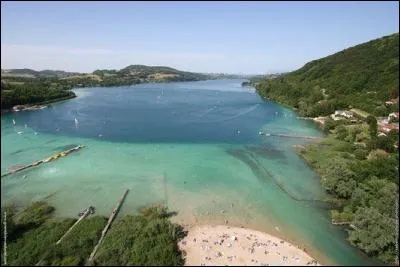 Partons pour l'Isère. C'est le 5e plus grand lac naturel de France situé aux creux des collines voironnaises, à 500 m d'altitude.