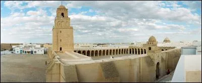 Dans quel pays se situe la grande mosquée de Kairouan ?