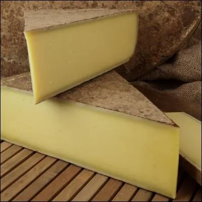 Pour commencer, le plus facile sans doute !
C'est un fromage de vache produit en Franche-Comté qui existe depuis le Moyen Âge.