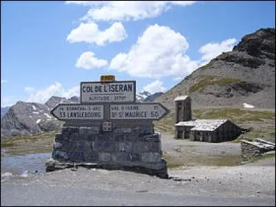 À combien de mètres culmine le col de l'Iseran ?