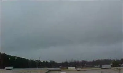 Quel est le nom donné à ces nuages gris foncé ?