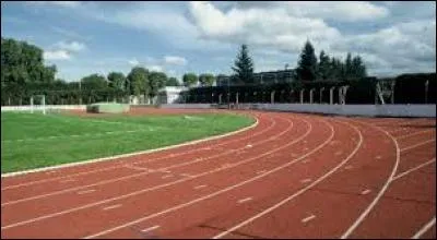 On va commencer cette journée avec un échauffement de 10 minutes. Pendant ces 10 minutes, vous devrez au moins faire 3 tours du stade (300m). Et, dans un sport, certains font ça mais pas pour s'échauffer, pour s'entraîner. Et c'est généralement pour ... !