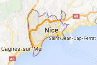 L'Islande a dominé l'Angleterre en quart de finale de l'Euro 2016,(2-1) à Nice ; l'Islande est-elle plus ou moins peuplé que cette ville (Nice)?