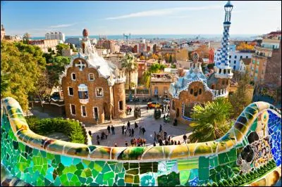 Quelle ville abrite le club de football et le site touristique suivants (consigne identique pour tout le quiz) : l'Espanyol et le parc Güell ?