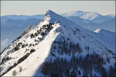 Comment s'appelle le versant le plus ensoleillé dans la vallée ?