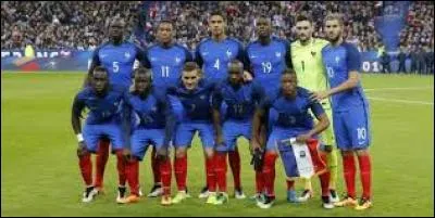 Quelle équipe de football est appelée "Les Bleus" ?