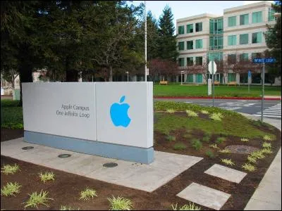 Petite ville du comté de Santa Clara, siège d'Apple :