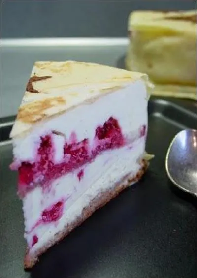 Qu'est-ce que cette pâtisserie composée principalement de crêpes et de fraises (ou framboise) ?