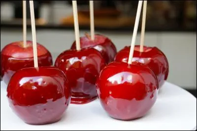 Comment appelle-t-on cette confiserie constituée d'une pomme fraîche entourée de sucre cuit ?